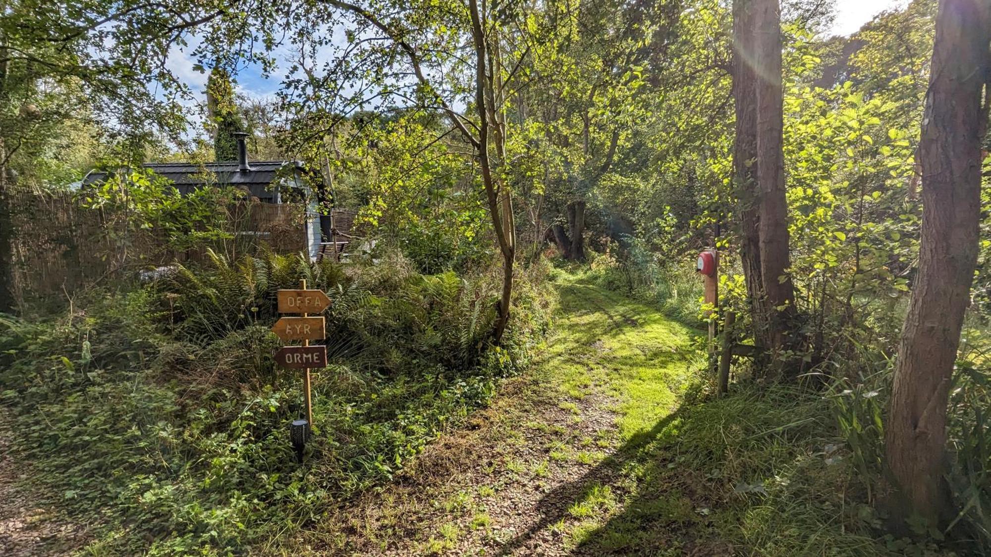Villa Emlyn'S Coppice - Luxury Woodland Glamping Holywell  Exterior foto